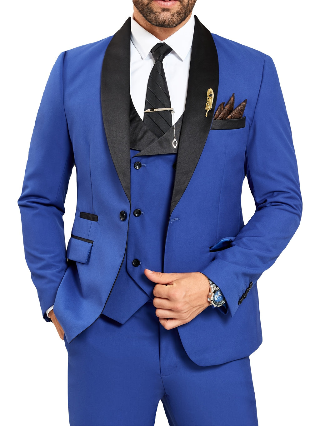 Ensemble trois pièces pour homme avec col bleu clair, gilet et pantalon pour les mariages et les événements en plein air.