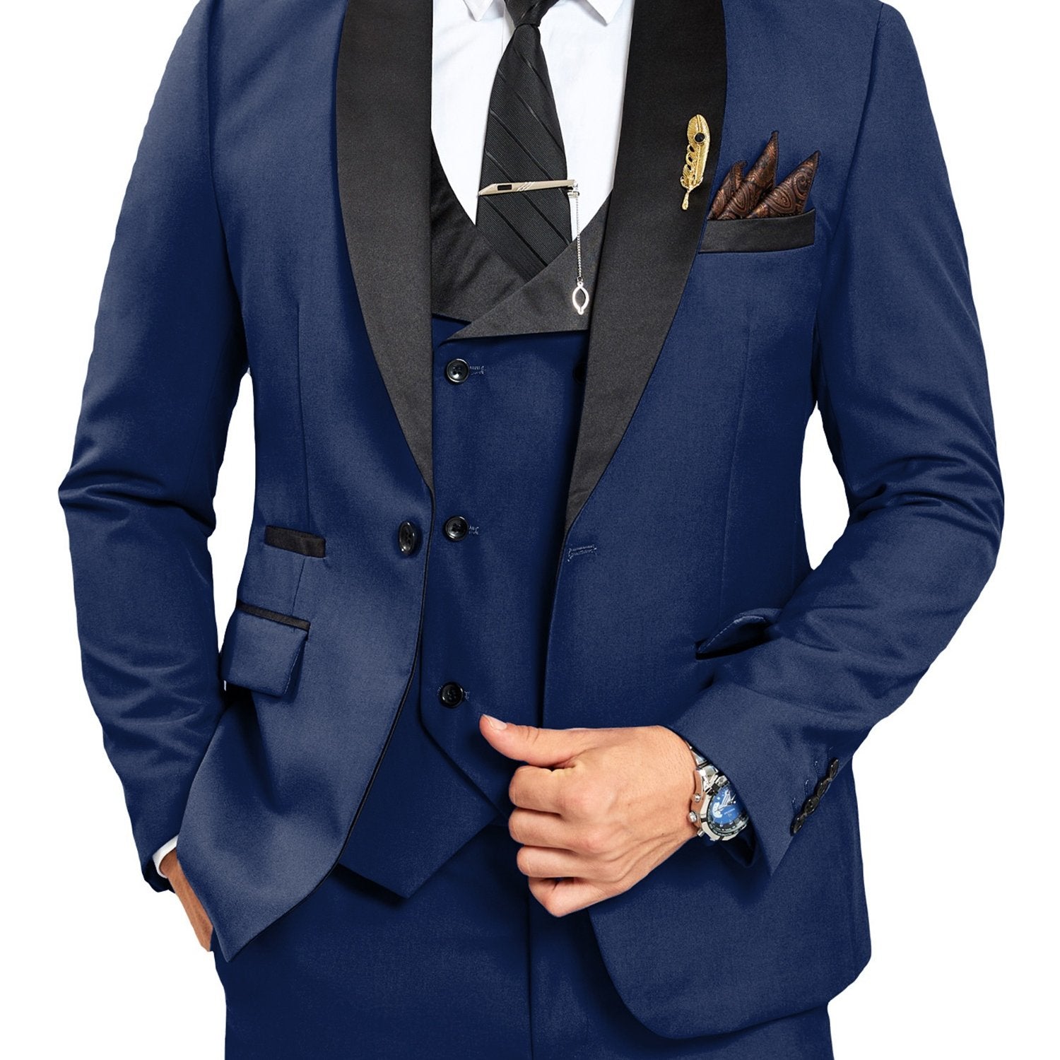 Ensemble trois pièces pour homme avec col bleu clair, gilet et pantalon pour les mariages et les événements en plein air.