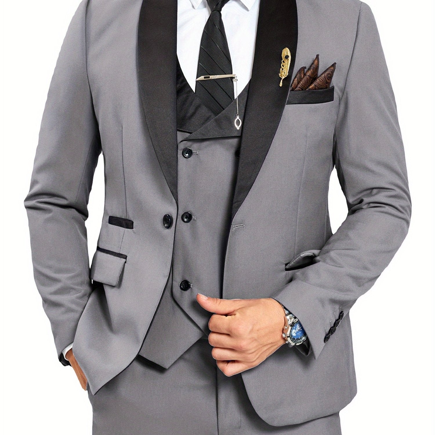 Ensemble trois pièces pour homme avec col bleu clair, gilet et pantalon pour les mariages et les événements en plein air.