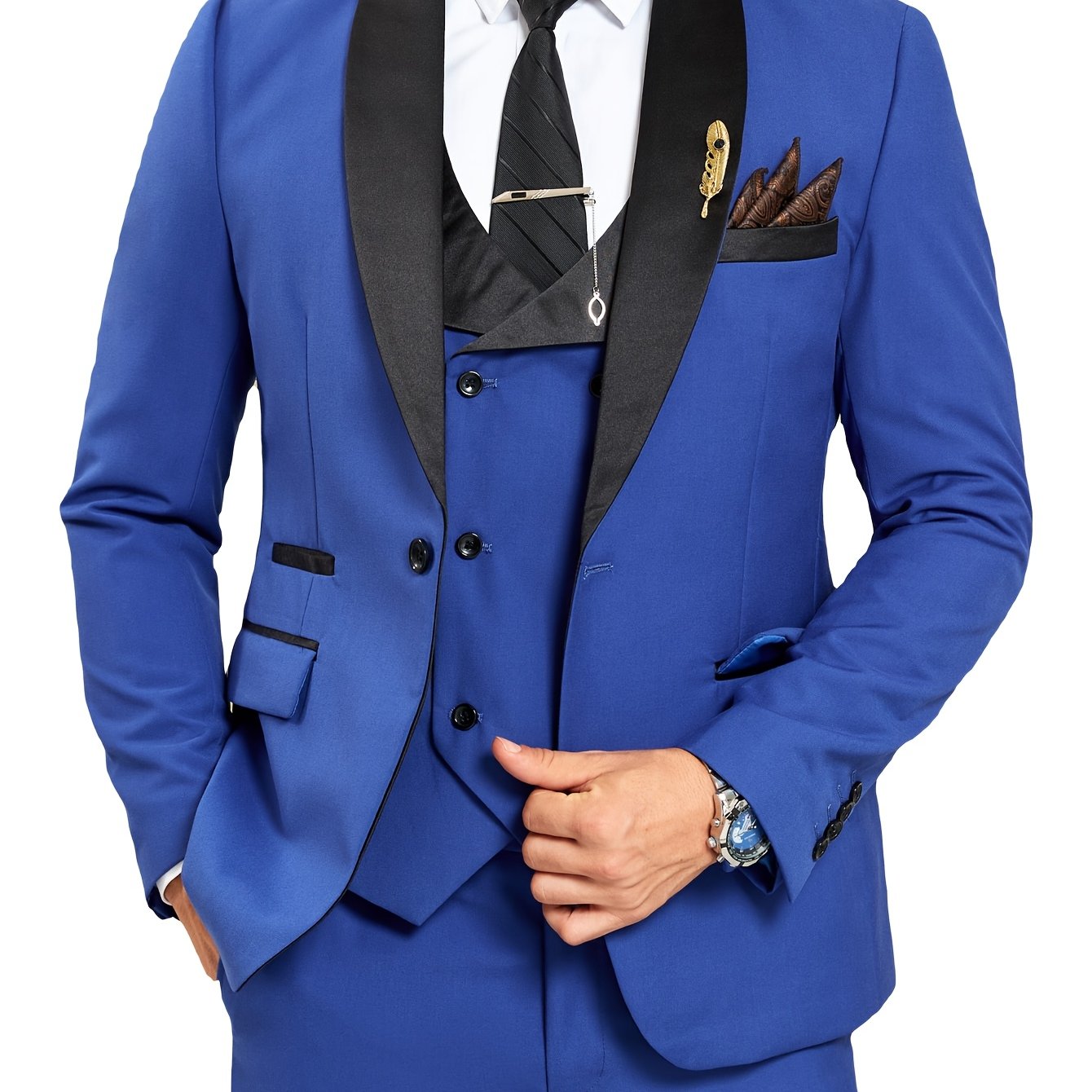 Ensemble trois pièces pour homme avec col bleu clair, gilet et pantalon pour les mariages et les événements en plein air.