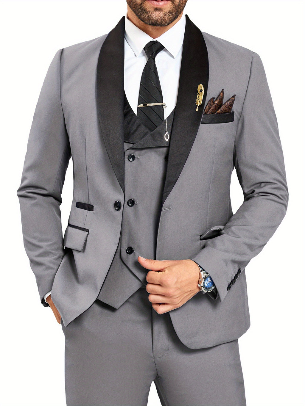 Ensemble trois pièces pour homme avec col bleu clair, gilet et pantalon pour les mariages et les événements en plein air.