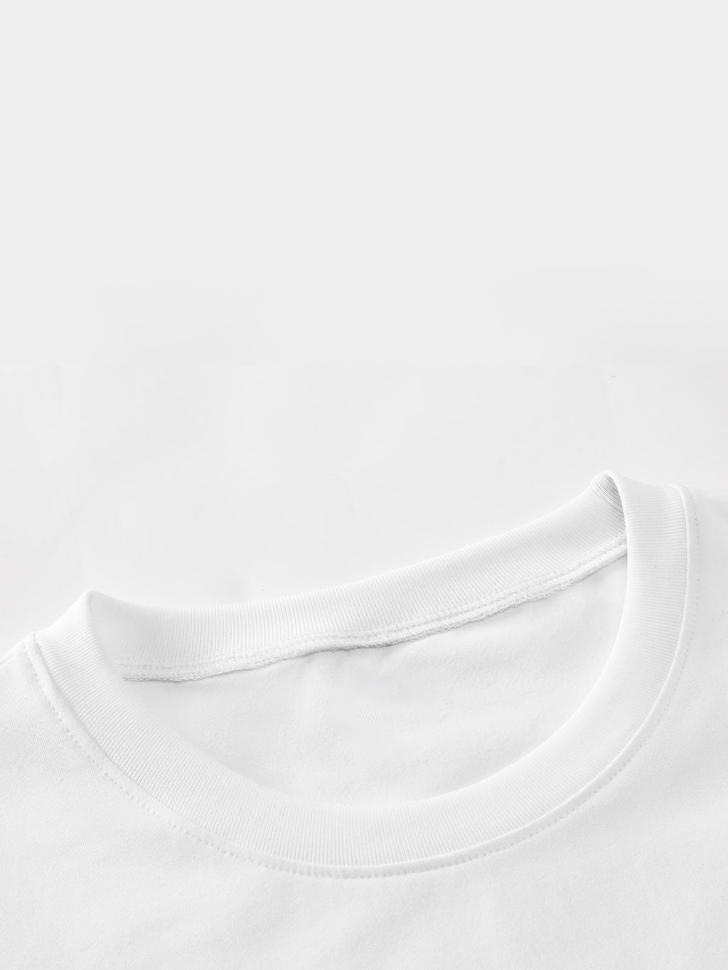 A Stylish Loose-Fitting White T-Shirt for Men with a Trendy Letter Print, Perfect for Casual Wear.