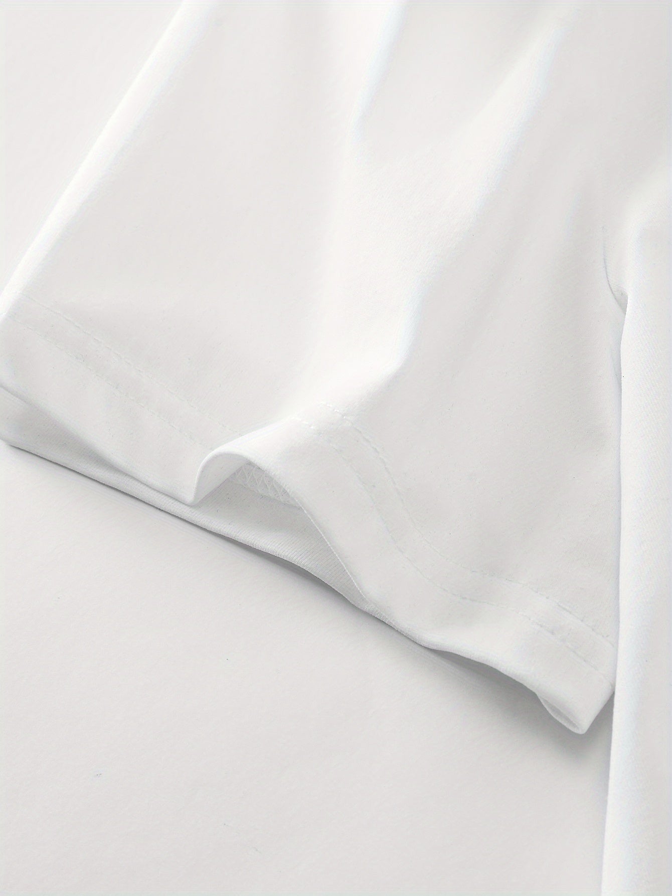 A Stylish Loose-Fitting White T-Shirt for Men with a Trendy Letter Print, Perfect for Casual Wear.